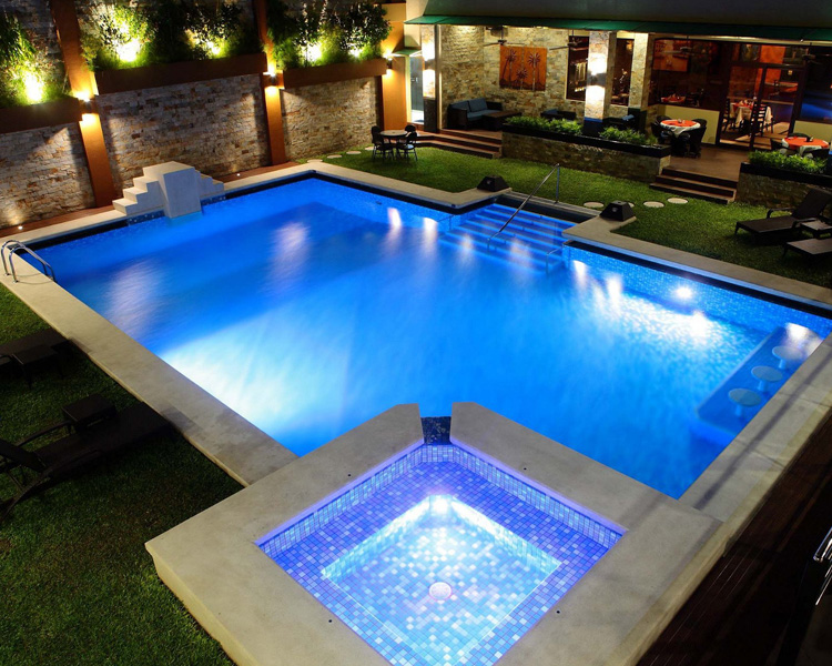Queens Hotel Angeles City | The Pool and Pool Bar